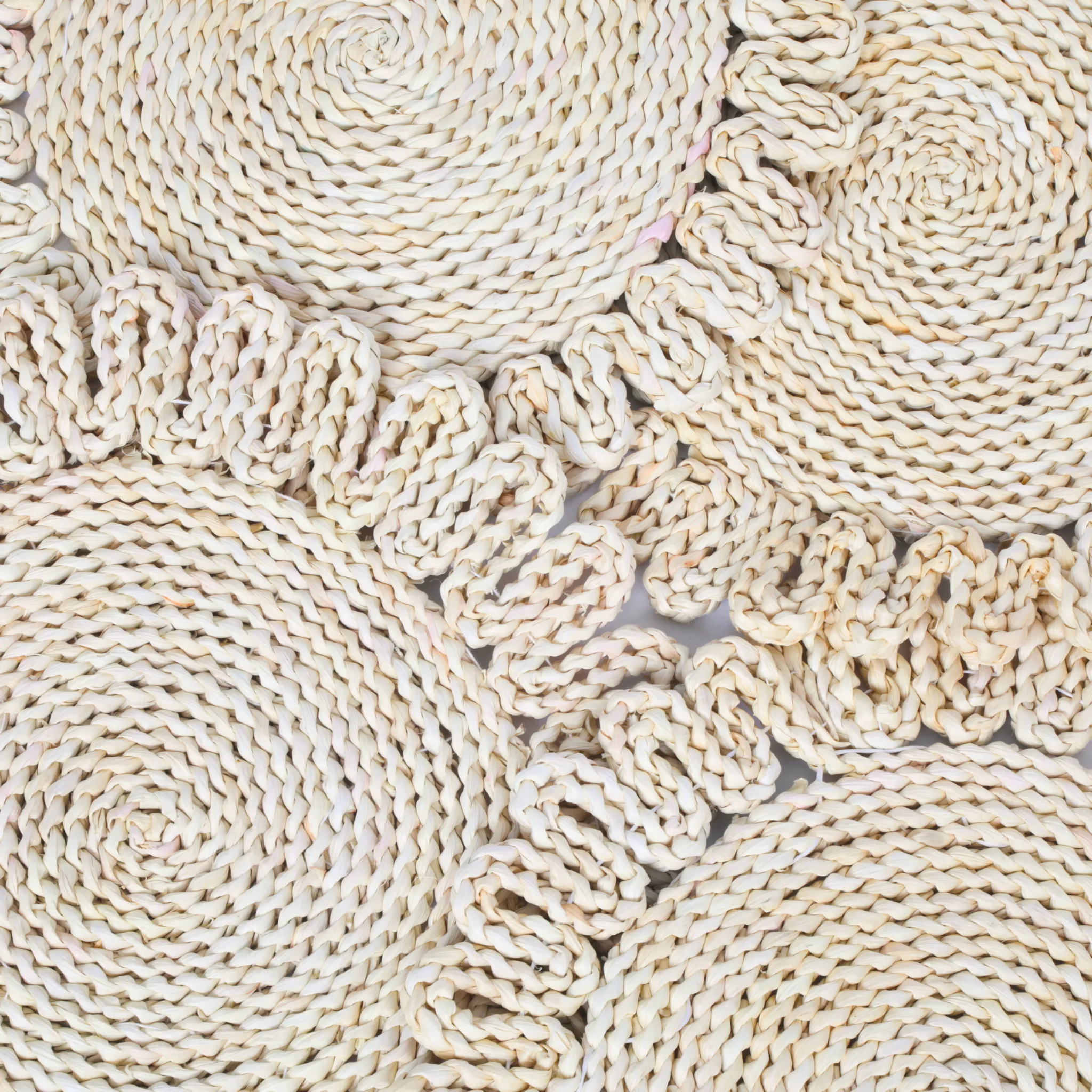 4 pc/set Flower Shape Straw 15" Placemats